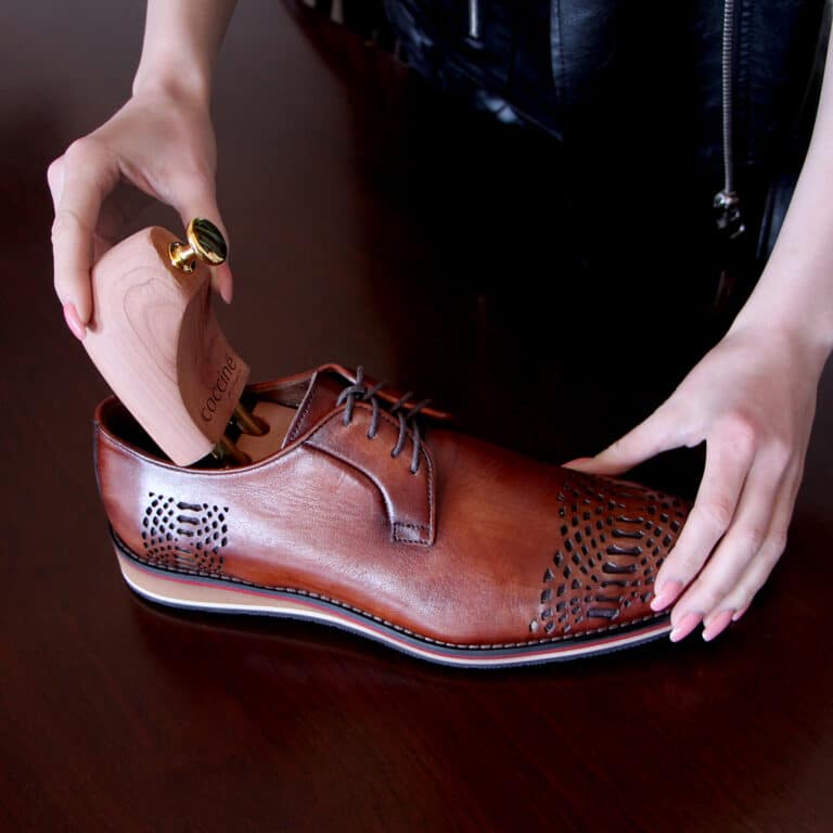 Drewniane prawidła do butów Coccine wkładane w eleganckie obuwie męskie typu derby